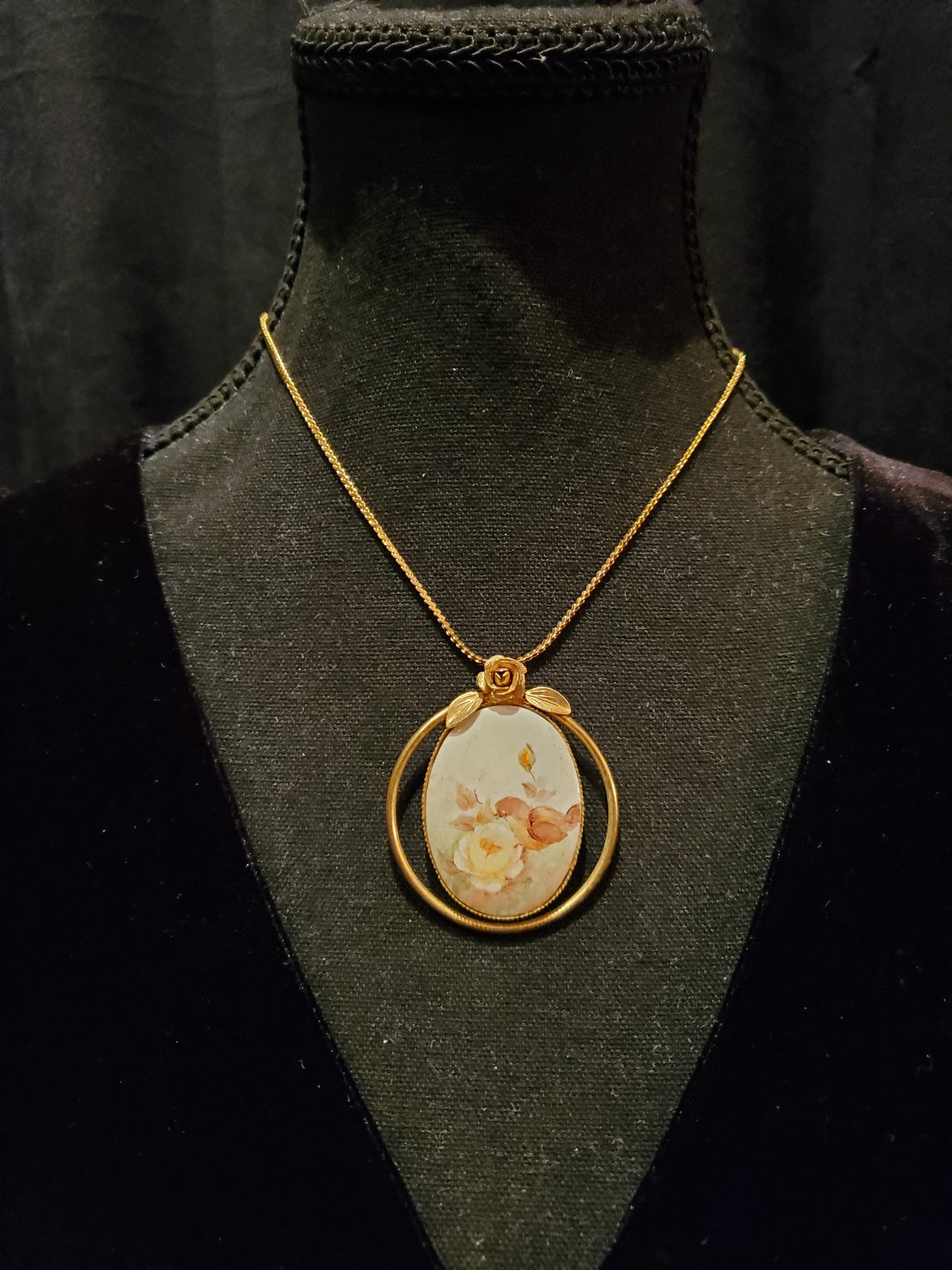 Vintage, Floral Cameo Style Pendent Necklace. Lot# 277